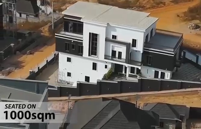 Explore this magnificent, ultra-modern smart 6-bedroom contemporary villa for sale in Guzape, Abuja. Features an elevator, cinema, pool, and rooftop lounge for ₦1.5 Billion.
